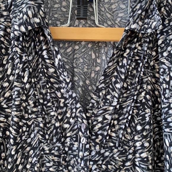 Reitmans black abstract print button-up top - Picture 2 of 5